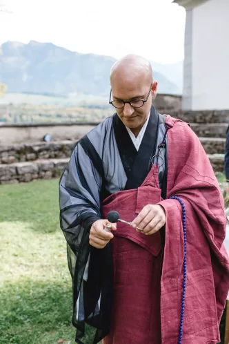 Person in traditioneller Kleidung im Freien
