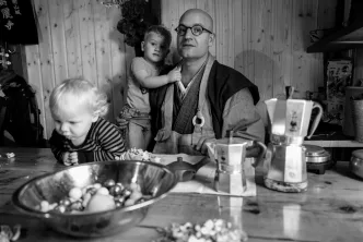 Vater mit Kindern am Küchentisch