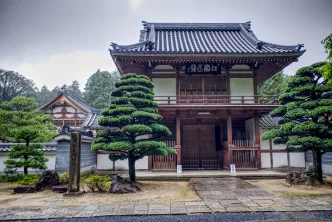 Traditioneller japanischer Tempel mit Bonsai-Bäumen