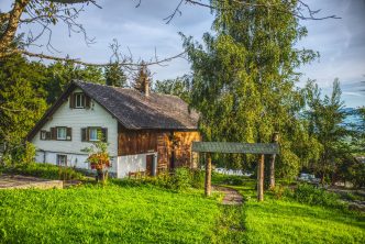 Gemütliches Landhaus mit grüner Wiese im Sommer