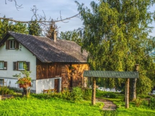 Das Schwarze Kloster Nigredo - Reichenburg Gemütliches Landhaus mit grüner Wiese im Sommer