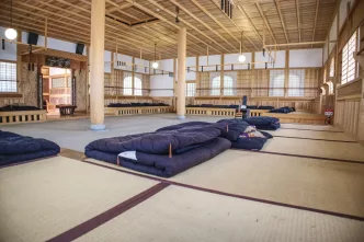 Japanisches Schlafsaal mit Tatamimatten und Futons
