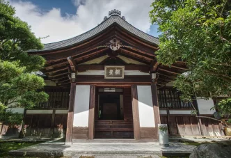 Traditionelles japanisches Gebäude mit Holzdach