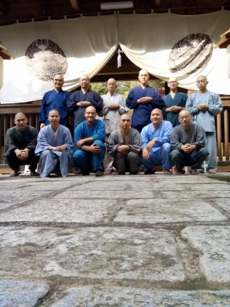 Gruppe von Menschen in traditionellen buddhistischen Gewändern
