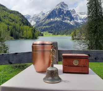 Bergbestattung Schweiz mit Trauerredner Abt Reding im Meditationszentrum Kloster Nigredo mit Meister Abt Reding