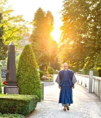 Luzern Trauerredner Abt Reding im Meditationszentrum Kloster Nigredo mit Meister Abt Reding