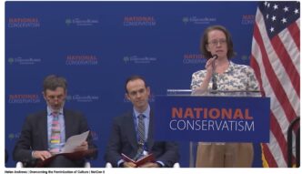 Redner auf Konferenz vor National Conservatism Hintergrund