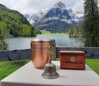 Bergbestattung Schweiz mit Trauerredner Abt Reding im Meditationszentrum Kloster Nigredo mit Meister Abt Reding