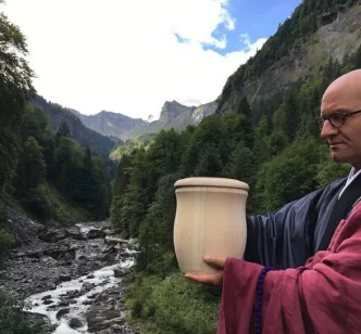 Flussbestattung_Schweiz_Trauerredner im Meditationszentrum Kloster Nigredo mit Meister Abt Reding